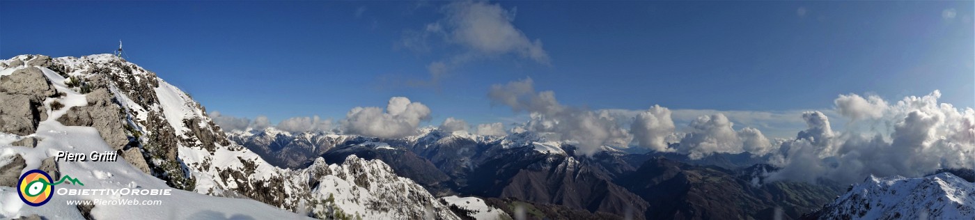 56 Panoramica ad est con vista verso i monti della Val Serina e media Valle Brembana..jpg
